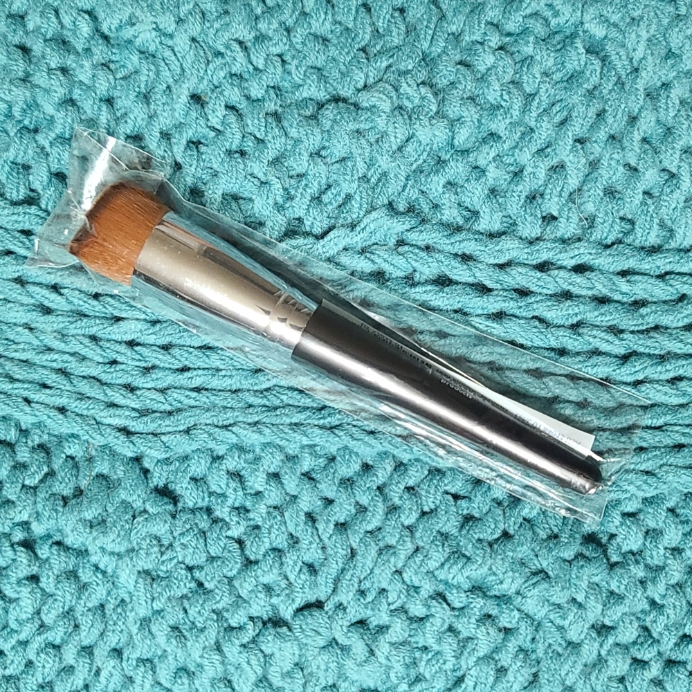 Younique Liquid Foundation Brush